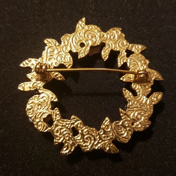 Gold-Tone Pink Porcelain Rose Wreath Brooch. - Picture 2 of 8